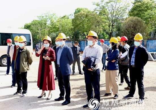 尹正锡(前排右二)在市第三社会福利院建设工地现场调研 尹正锡(前排右二)在市第三社会福利院建设工地现场调研